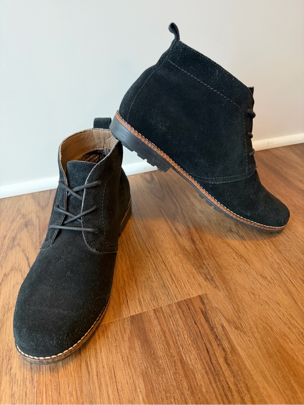 White Mountain Black Suede Lace-Up Chukka Booties. Size 8.5